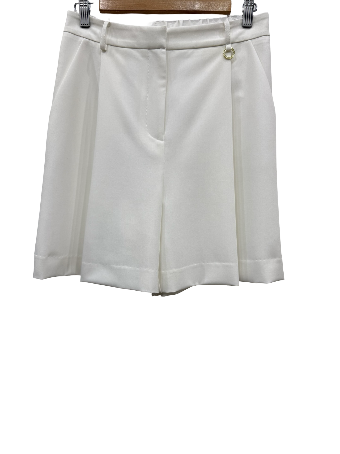 Vik & Woods Shorts Ivory NWT 1